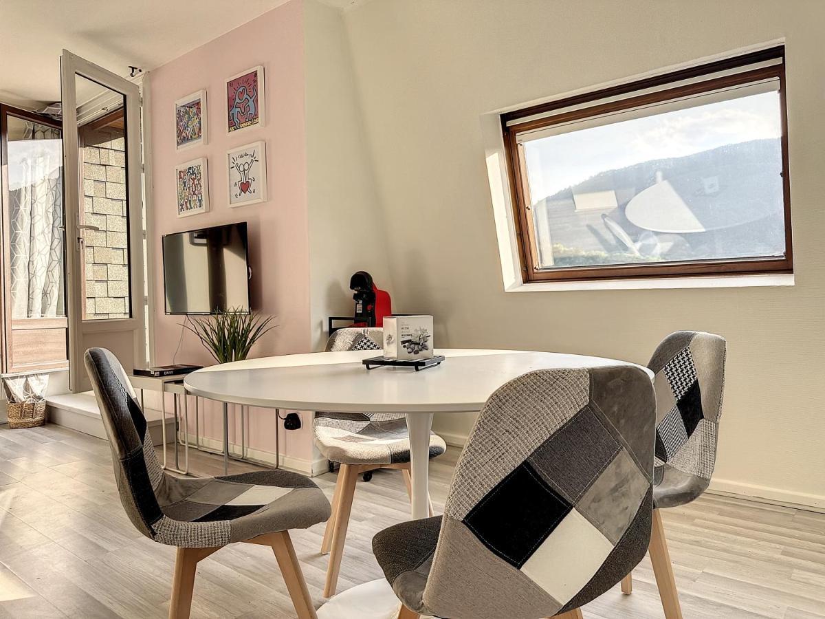 Charmant Appartement Avec Terrasse Parking Ispagnac Buitenkant foto